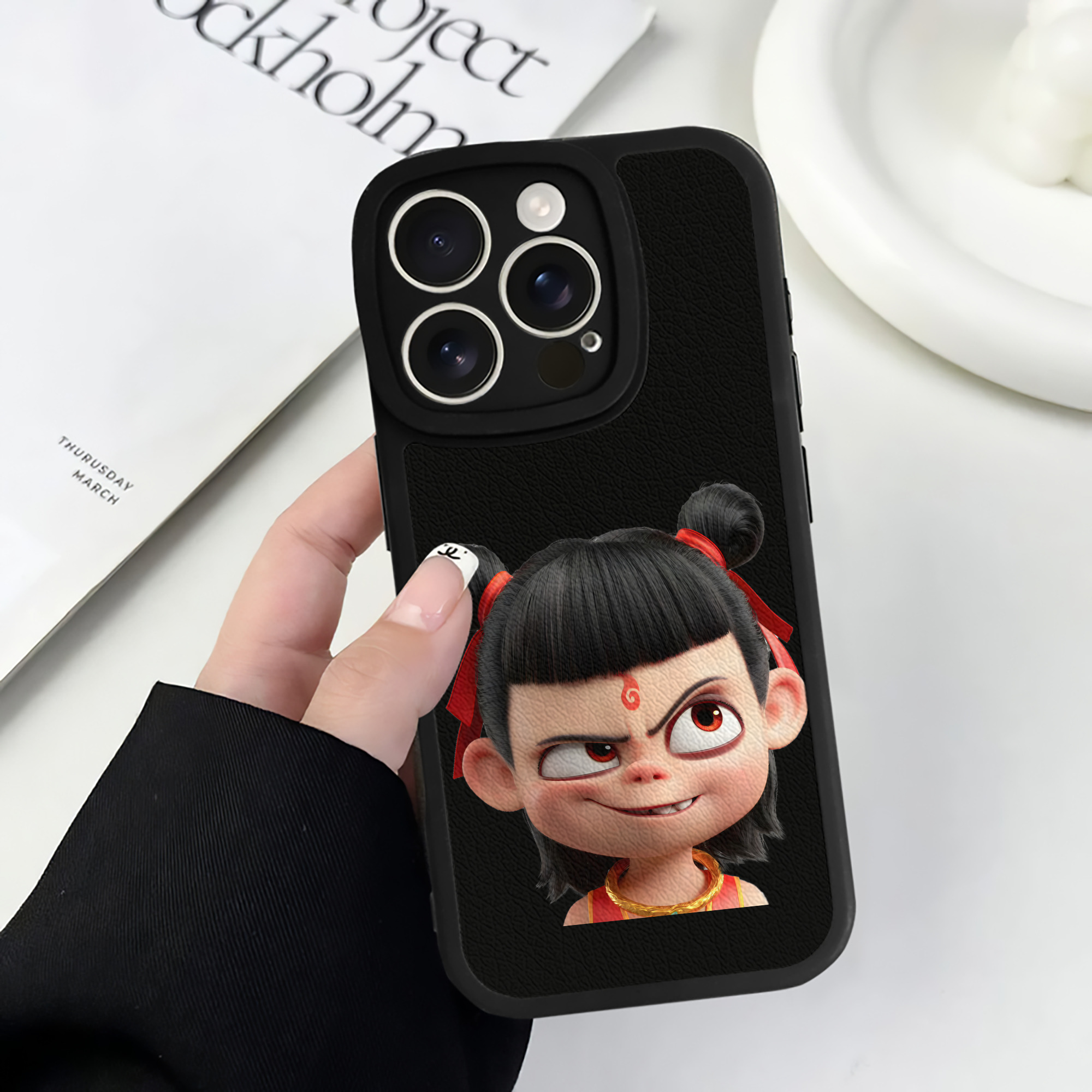 （画像用） Ne Zha 2 ナタ 魔童の大暴れ 【iPhone 16シリーズ対応】シリコンスマホケース（レザー調） 材質：シリコン